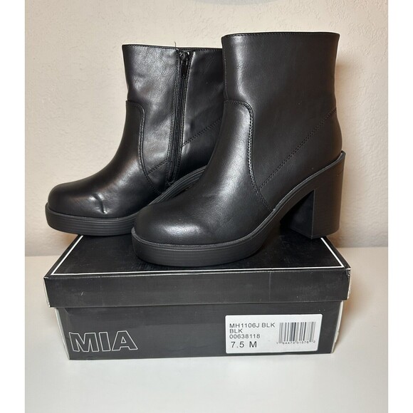 MIA McKenna Black Chunky Block Heel Platform Black Booties SIZE 7.5 Flaw *NIB* - Picture 1 of 8